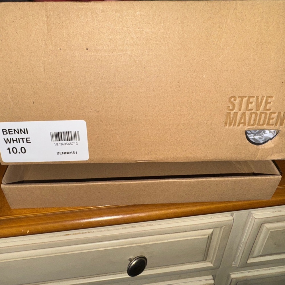 Steve Madden White Heels with Pearl Bow Accent - Picture 4 of 6